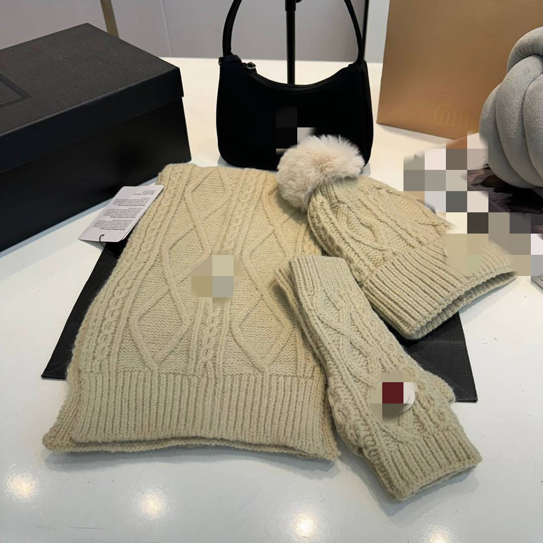 BEIGE WINTER SET POOF